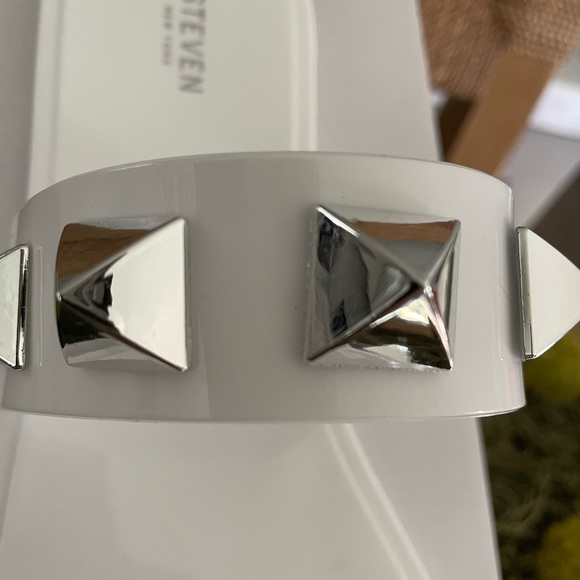 White stud slides - Picture 2 of 7